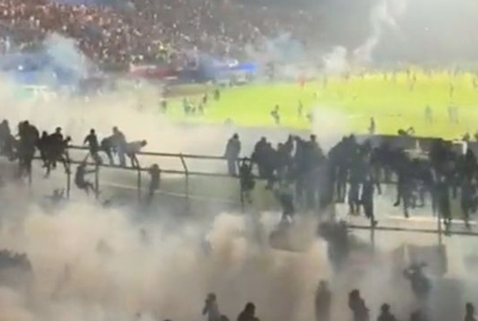 GAS AIR MATA: Tampak gas air mata yang digunakan polisi untuk menghalau suporter Arema turun ke lapangan. (ISTMEWA/RADAR KUDUS)