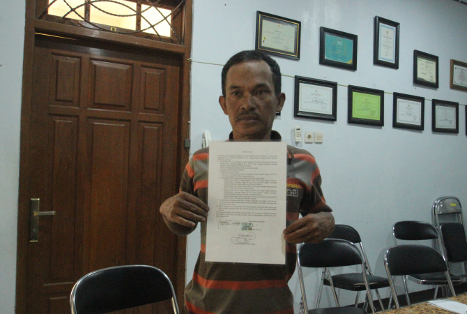 BUKTI: Sunarto menunjukkan surat pernyataan yang dibuat Sri Wulan bahwa telah menjual sebidang tanah kepada ayah Sunarto Kamis (20/10). (MOH. NUR SYAHRI MUHARROM/RADAR KUDUS)