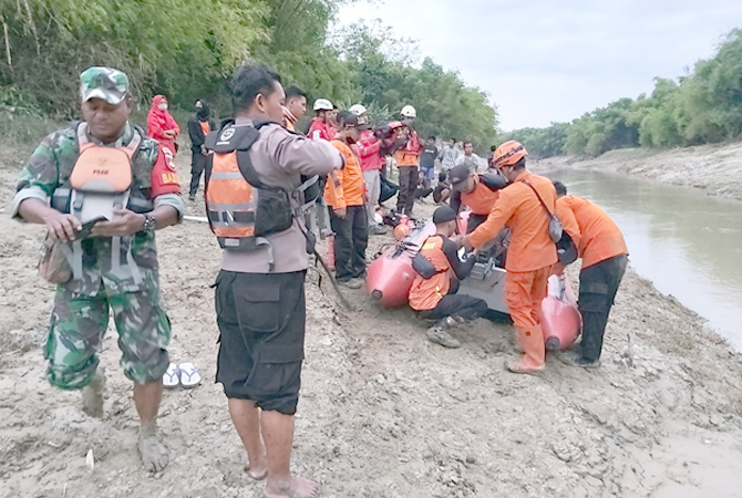 PENCARIAN: Tim gabungan BPBD, PMI dan warga saat melakuman pencarian di sungai Lusi Desa Kedungrejo Kecamatan Purwodadi, Minggu (30/10). (BPBD Grobogan for Radar Kudus)
