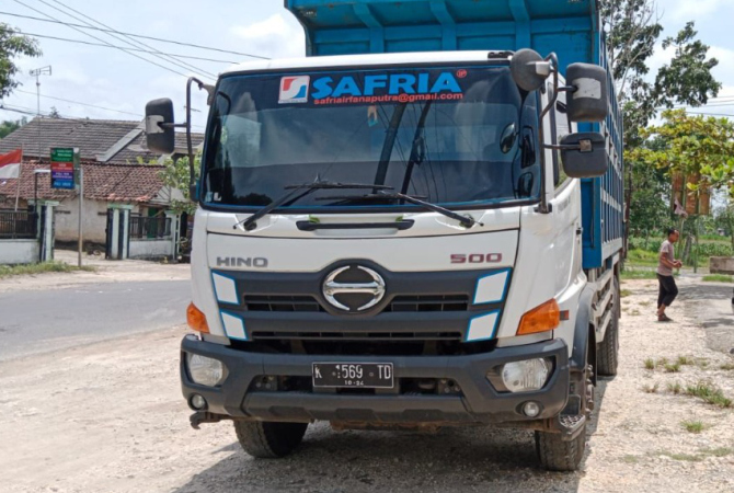DIAMANKAN: Truk tronton K-1569-TD yang dikemudikan AM, 25, warga Desa Bogorejo, Kecamatan Sedan, Rembang diamankan Satlantas Polres Tuban usai terlibat kecelakaan pada Selasa (18/10). (SATLANTAS POLRES TUBAN)
