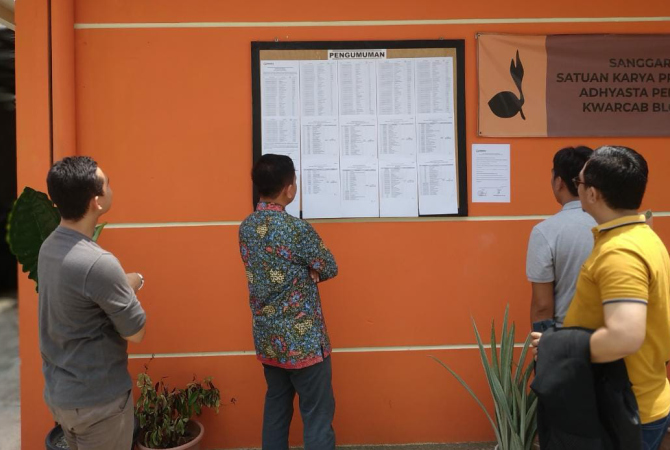 UMUMKAN: Badan Pengawas Pemilihan Umum (Bawaslu) Kabupaten Blora resmi mengumumkan hasil seleksi administrasi calon anggota Panwaslu Kecamatan se-Kabupaten Blora pada Rabu (12/10). (ISTIMEWA/RADAR KUDUS)