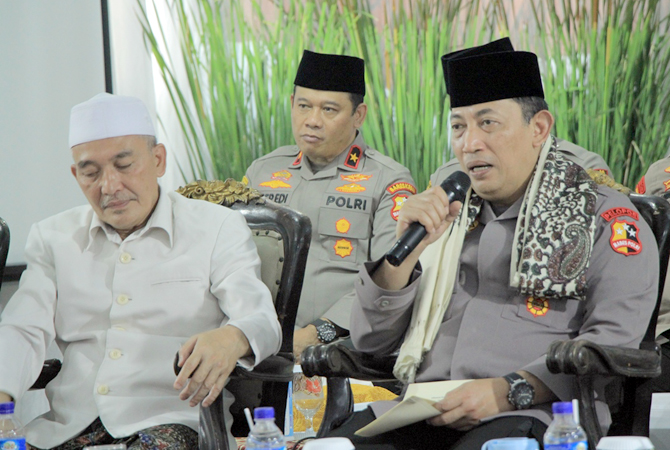 SILAHTURAHMI TOKOH: Kapolri Jenderal Polisi Listyo Sigit Prabowo silahturahmi menemui ulama Rembang-Pati-Demak, Magelang dan Jogyakarta yang kumpul di Kauman, Lasem, Rembang. (WISNU AJI/RADAR KUDUS)