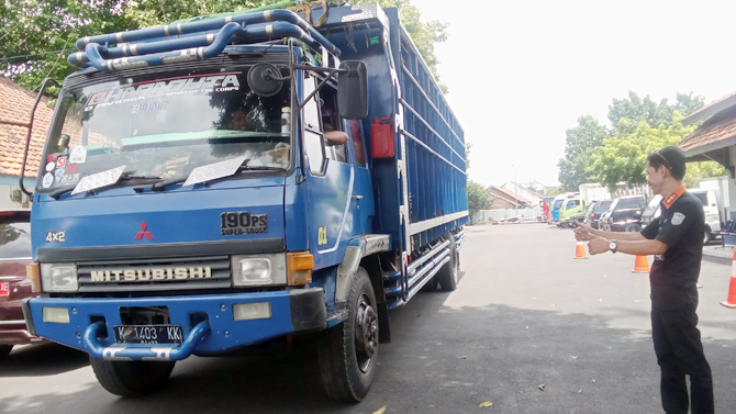TRUK ODOL: Pihak Dishub memberi toleransi kepada truk yang sudah terlanjur over dimensi. (ARIKA KHOIRIYA/RADAR KUDUS)
