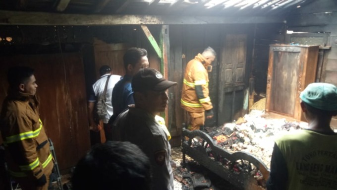 PADAM: Damkar bersama warga dan petugas lain menyisir lokasi kebakaran di Desa Pengkolrejo, Japah, Blora. (ISTIMEWA)