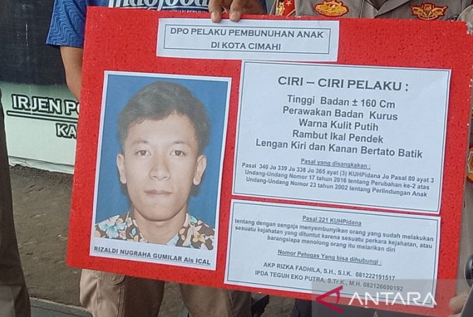 Polisi menunjukkan identitas pelaku penusukan bocah 12 tahun di Cimahi, Jawa Barat. (ANTARA/Bagus Ahmad Rizaldi)