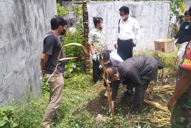 DIDALAMI: Polsek Welahan memeriksa tempat penemuan jasad bayi di sebuah tanah kosong di Welahan belum lama ini. (DOK. RADAR KUDUS)