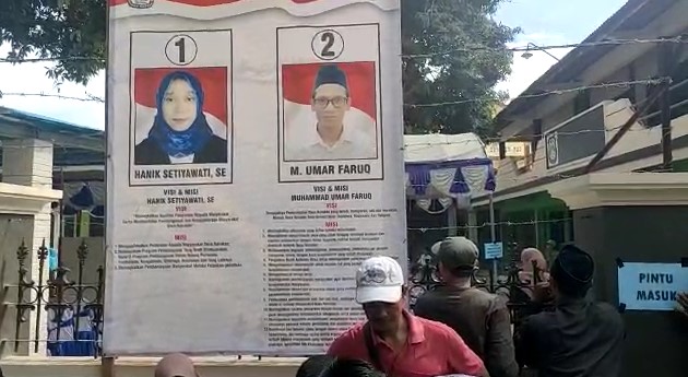 MENANG: M. Umar Faruq, adik sepupu Gus Baha menjadi pemenang Pilkades Narukan, Kragan, Rembang. (WISNU AJI/RADAR KUDUS)
