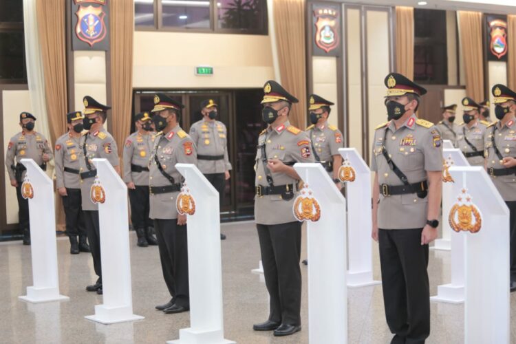 Kapolri Jenderal Listyo Sigit Prabowo melantik para pejabat baru di lingkungan kepolisian. Perinciannya adalah 9 kapolda serta 7 perwira tinggi lainnya (Div Humas Polri untuk JawaPos.com)