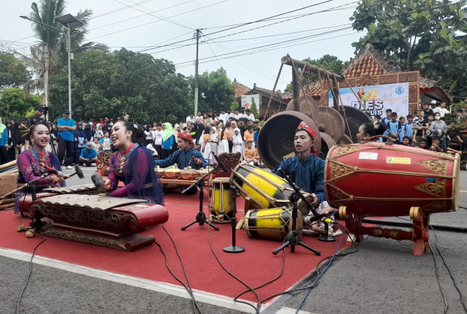 SPEKTAKULER: Acara Dies Natalis SMP-6 ke 93 berlangsung meriah, termasuk dengan adanya pertunjukan musik tradisional hingga flashmob pada Rabu (5/10). (NIBROS HASSANI/RADAR KUDUS)