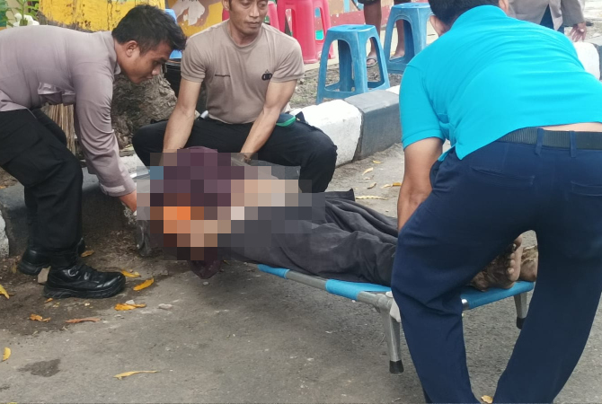 TERGELETAK: Korban tersetrum listrik di Jalan dr Soetomo, Rembang diangkat menggunakan tandu pada Selasa (4/10). (ISTIMEWA/RADAR KUDUS)