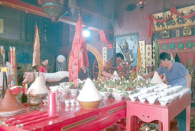 PERSEMBAHAN UNTUK DEWA: Jemaah Kelenteng Hian Thian Siang Tee Welahan, Jepara, menyiapkan suguhan untuk menyatakan bentuk syukur kepada Kongco kemarin. (NIBROS HASSANI/JAWA POS RADAR KUDUS)