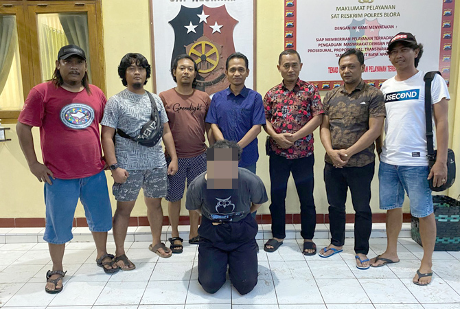 TERTANGKAP: Hendro Irawan alias encon, seorang ayah tiri dari GVR (8) sudah mengakui bahwa dirinya telah menganiaya GVR hingga meninggal dunia. (POLRES BLORA FOR RADAR KUDUS)