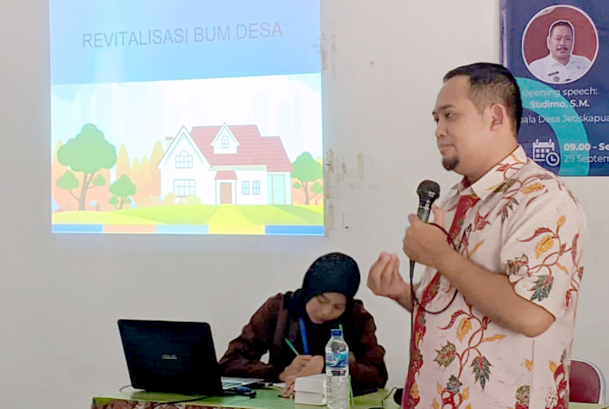 STRATEGI: Dosen Politeknik Rukun Abdi Luhur (Poltekun) Kudus M Iqbal Faza yang juga penggagas BUMDes saat memberikan penjelasan mengenai pengelolaan dan pengembangan BUMDes di Gedung PKK Desa Jetiskapuan, Jati, Kudus. (MINAN FOR RADAR KUDUS)
