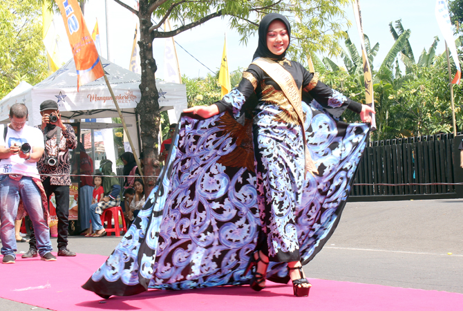 LENGGAK LENGGOK: Seorang model memperlihatkan motif batik asli Panggang, Wuni dalam acara launching Batik Khas Panggang bersamaan dengan Mangunsarkoro Street. (NIBROS HASSANI/JAWA POS RADAR KUDUS)