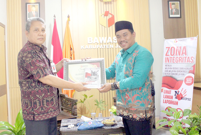 DISKUSI: Sujiantoko Ketua Bawaslu Jepara (kanan) menyerahkan cenderamata kepada Plt. Asisten Pemerintahan dan Kesra Setda Jepara Akhmad Junaidi kemarin. (BAWASLU FOR JAWA POS RADAR KUDUS)