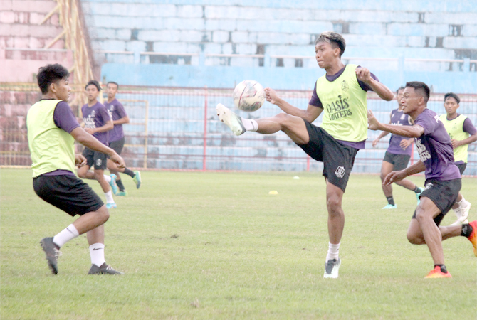 JEDA DULU: Para pemain Persijap Jepara mengikuti latihan di Stadion Gelora Bumi Kartini (GBK) Jepara belum lama ini, sejak kemarin, para pemain Persijap diliburkan. (MOH. NUR SYAHRI MUHARROM/RADAR KUDUS)