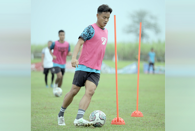 TERUNDA: Para pemain Persipa Pati berlatih sebelum menikmati libur di sela penundaan kompetisi akibat tragedi memilukan di Stadion Kanjuruhan Malang. (ACHMAD ULIL ALBAB/RADAR KUDUS)
