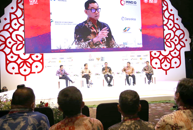 KOMITMEN GARAP EBT: Direktur Utama PLN Darmawan Prasodjo saat pemaparan di forum Stated-Owned Enterprises (SOE) International Conference di Bali Selasa (18/10) lalu. (PLN FOR RADAR KUDUS)