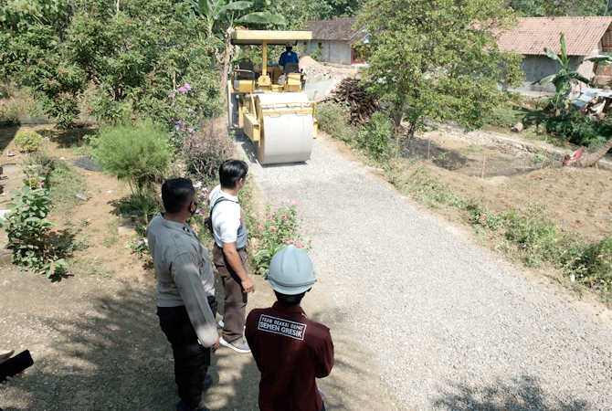 MULUS: Tim pengawas dari Semen Gresik memonitoring proses pengaspalan jalan sepanjang 362 m di Desa Kadiwono Kabupaten Rembang, yang merupakan dukungan PTSG melalui kegiatan Forum Masyarakat Madani (FMM). (PT SG FOR RADAR KUDUS)