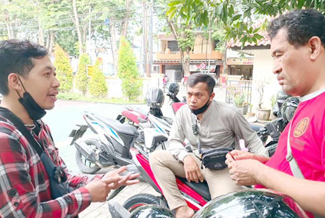 BAYAR DENDA: Dua PKL depan RSUD R Soedjati Soemodiardjo Purwodadi saat berada di depan PN Purwodadi setelah vonis hukuman pelanggaran zona merah PKL, Kamis (13/10). (SIROJUL MUNIR/RADAR KUDUS)