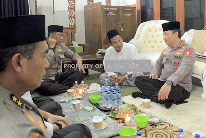 SILATURAHMI: Kepala Kepolisian RI Jenderal Pol. Drs. Listyo Sigit Prabowo bersilaturahmi di kediaman Gus Baha di Narukan, Rembang, pada Minggu (30/10). (WISNU AJI/RADAR KUDUS)
