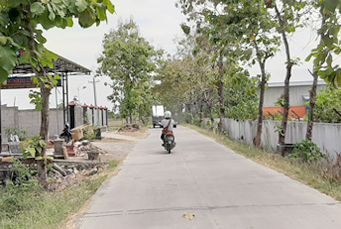 AKTIVITAS: Jalan Desa Krangganharjo, Toroh, Grobogan, yang direncanakan jadi jalur lingkar selatan. (INTAN MAYLANI SABRINA/RADAR KUDUS)
