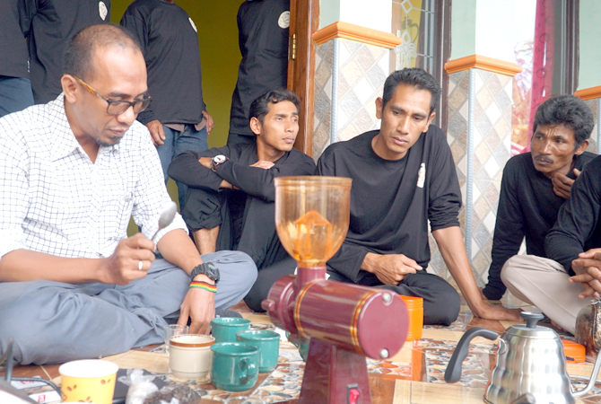 TINGKATKAN MUTU: Petani kopi di Desa Somosari, Batealit, Jepara, mendapatkan pelatihan mengelola tanaman kopi dalam pelatihan yang digelar PLN Unit Induk Pembangkitan Tanjung Jati B baru-baru ini. (PLN FOR RADAR KUDUS)