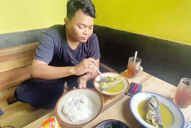 SEGAR: Pengunjung menikmati sajian kuliner keo merico ikan lundu dengan lahap. (ACHMAD ULIL ALBAB/RADAR KUDUS)