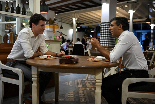 Momen santai pertemuan Perdana Menteri Inggris Rishi Sunak dan Perdana Menteri Kanada Justin Trudeau di sebuah restoran Bali. (kumparan.com)