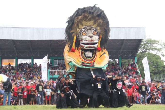 MERIAH: Sebanyak 32 kelompok barongan se-Kabupaten Blora menampilkan pertunjukan khas Kota Sate untuk memeriahkan HUT ke-273 Kabupaten Blora Sabtu (27/11) hingga kemarin malam. (PEMKAB BLORA FOR RADAR KUDUS)
