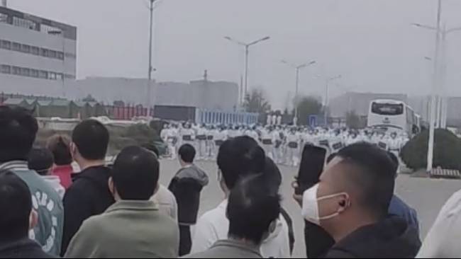 RICUH! Merasa Tak Dianggap manusia, Buruh Pabrik iPhone Terbesar di China Demo, Pekerja Dipukuli (Twitter @violazhouyi)