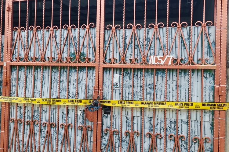 4 sosok jenazah ditemukan dalam keadaan membusuk di dalam rumah di perumahan Citra Garden, Kalideres, Jakarta Barat pada Kamis (10/11/2022). (Kompas.com)
