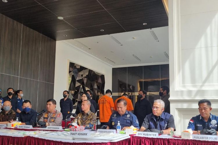 Konferensi pers pengungkapan Narcotics Kitchen Lab Iranian Syndicate, Jaringan Internasional Jerman-Indonesia di Apartemen Casa Grande Avalon Mirage, Jakarta, Jumat (11/11).(KOMPAS.com)