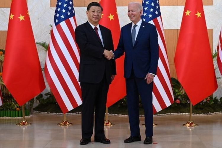 Presiden Amerika Serikat Joe Biden (kanan) dan Presiden China Xi Jinping (kiri) bertemu menjelang Konferensi Tingkat Tinggi (KTT) G20 di Nusa Dua, Bali, pada Senin (14/11/2022).(AFP/SAUL LOEB)