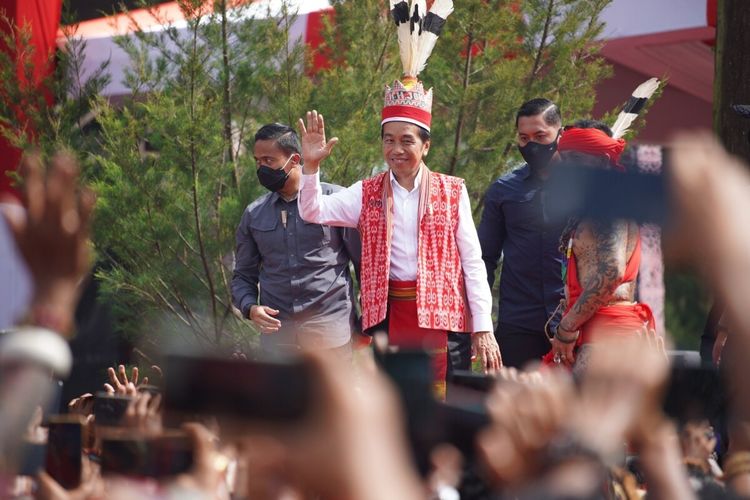 JOKOWI: Presiden Jokowi saat berkunjung di Pontianak dalam rangka meresmikan pembukaan acara Bahaupm Bide Bahana Tariu Borneo Bangkule Rajakng (TBBR), Selasa (29/11). (Kompas.com)