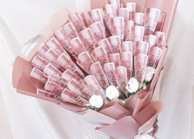 KREATIF: Cara buat buket bunga hingga uang untuk orang tersayang. (fin.co.id)