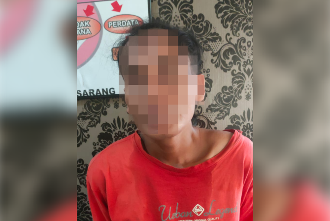 DITANGKAP: Tamuji pria asal Desa Sidorejo, Kecamatan Kerek, Tuban ditangkap warga usai kepergok mencopet salah seorang pembeli di Pasar Sarang pada Rabu (23/11) pagi. (POLSEK SARANG FOR RADAR KUDUS)