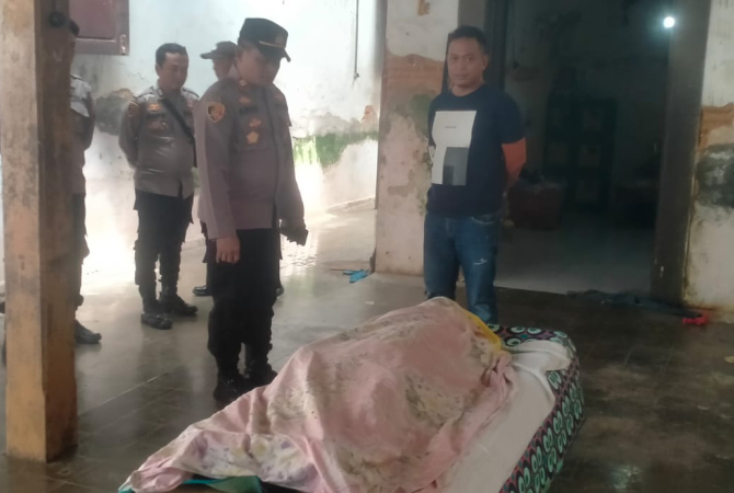 EVAKUASI: Petugas bersama tim puskesmas Lasem mengevakuasi korban pada Kamis (24/11). (POLSEK LASEM FOR RADAR KUDUS)