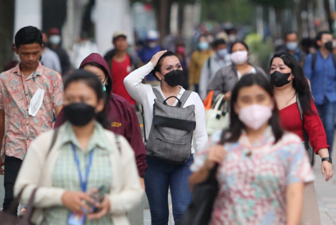 Pekerja berjalan di trotoar kawasan jalan Sudirman, Jakarta, beberapa waktu lalu . Pemerintah memperpanjang Pemberlakukan Pembatasan Kegiatan Masyarakat (PPKM) Level 1 di seluruh Indonesia meski angka kasus penularan virus corona terus menurun. (DOK. SALM