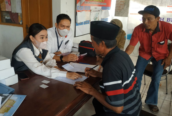 TEKEN PENCAIRAN: Warga terdampak embung kaliombo sulang menandatangani pencairan uang ganti rugi pengadaan tanah pembangunan embung Kaliombo beberapa waktu lalu. (CAMAT SULANG FOR RADAR KUDUS)