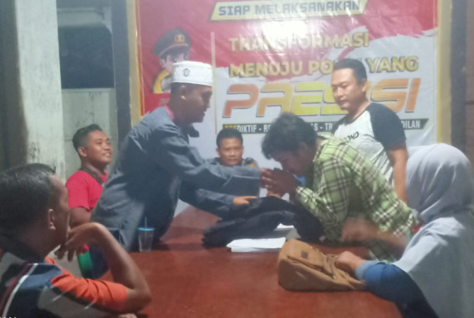 BERAKHIR DAMAI: Pemilik toko Ridho Ilahi Abdul Aziz Salim (22) memaafkan MFM (27) warga Dukuh Sumberan, Desa Pamotan pada Minggu (20/11). (POLSEK LASEM FOR RADAR KUDUS)
