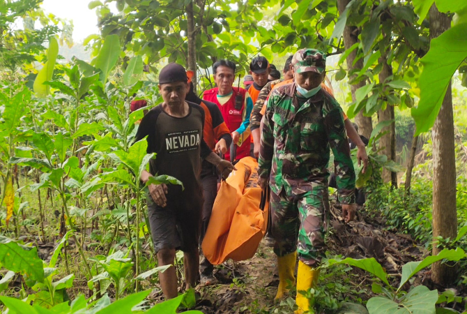 EVAKUASI: Tim gabungan mengevakuasi korban usai ditemukan di sungai Kali Rejeng, Desa Jatimudo, Kecamatan Sulang pada Minggu (13/11) pagi. (BPBD REMBANG FOR RADAR KUDUS)