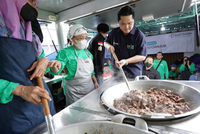 TERJUN: Menteri Badan Usaha Milik Negara (BUMN) RI, Erick Thohir terjun langsung ke dapur umum untuk membantu menyiapkan masakan untuk korban gempa Cianjur pada Jumat (25/11). (BRI FOR RADAR KUDUS)
