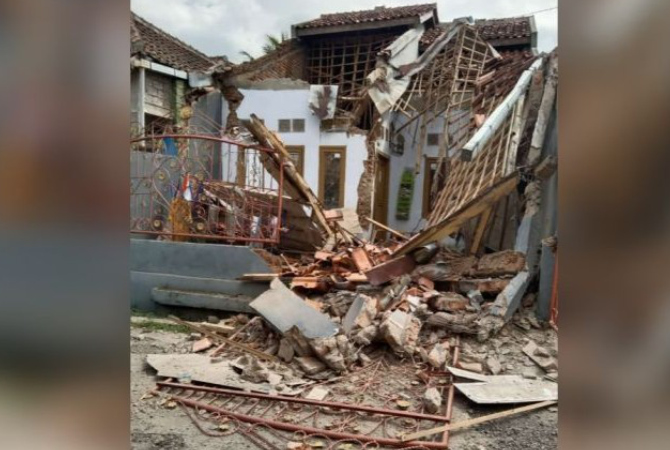 RUSAK: Sebuah rumah mengalami kerusakan akibat gempa di Kabupaten Cianjur, Jawa Barat, Senin (21/11). (Antara)