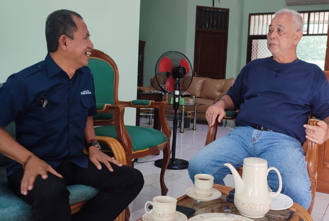 RAMAH: Heru Karjanto bersama Direktur Radar Kudus Baehaqi. (ISTIMEWA)