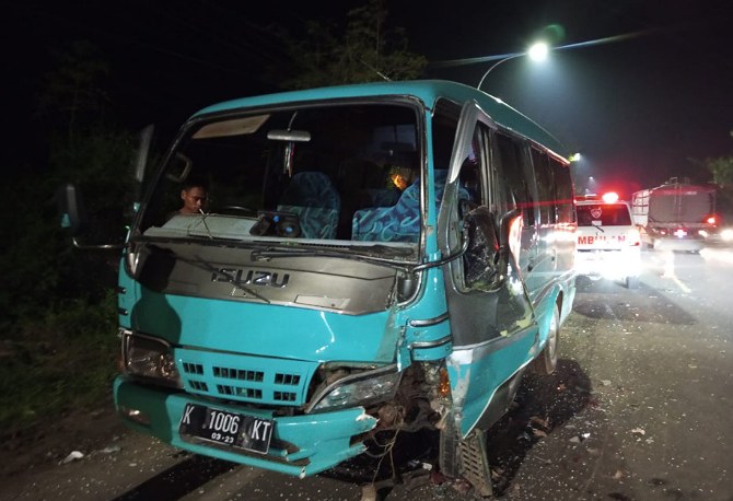 RINGSEK: Isuzu Elf bernomor polisi K 1006 KT ringsek usai mengalami kecelakaan pada Sabtu (19/11) sekitar pukul 18.45. (SATLANTAS POLRES REMBANG FOR RADAR KUDUS)