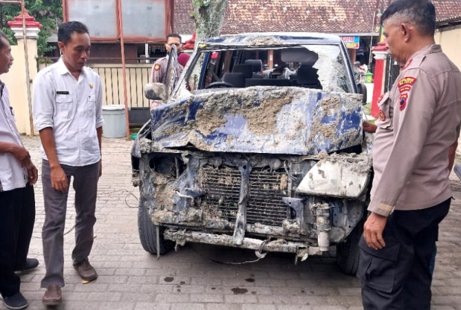 RINGSEK: Mobil milik Dinas Pemberdayaan Masyarakat dan Desa Blora masih menyisakan lumpur setelah dievakuasi dari jurang pada Rabu (9/11). (SATLANTAS POLRES BLORA FOR RADAR KUDUS)