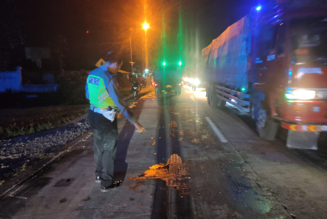 OLAH TKP: Petugas Satlantas Polres Grobogan  melakukan olah tempat kejadian perkara di Desa Putat, Kecamatan Purwodadi, Sabtu (26/11) malam. (INTAN MAYLANI SABRINA/RADAR KUDUS)