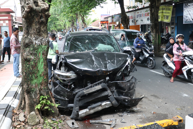RINGSEK: Mobil Toyota Rush yang dikemudikan Nuris Sadad, 34, pria asal Desa Kedungringin, Kecamatan Sedan, Rembang ringsek usai mengalami kecelakaan beruntun di Jalan HOS Cokroaminoto, Kudus pada Rabu (23/11) siang. (DONNY SETIAWAN/RADAR KUDUS)