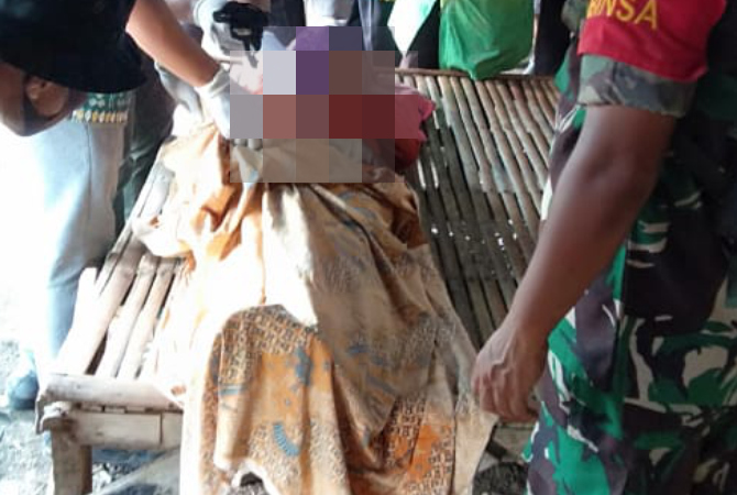 DUKA: Seorang pemancing meninggal diduga terkena serangan jantung di Pantai Desa Bumiharjo, Keling, Selasa (15/11). (KODIM JEPARA FOR RADAR KUDUS)